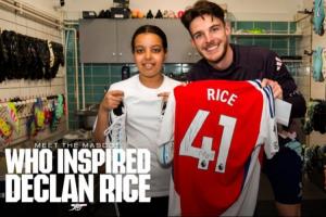 kaiyun.com-暖男赖斯邀请小球童参观训练中心，并送出签名球衣和战靴