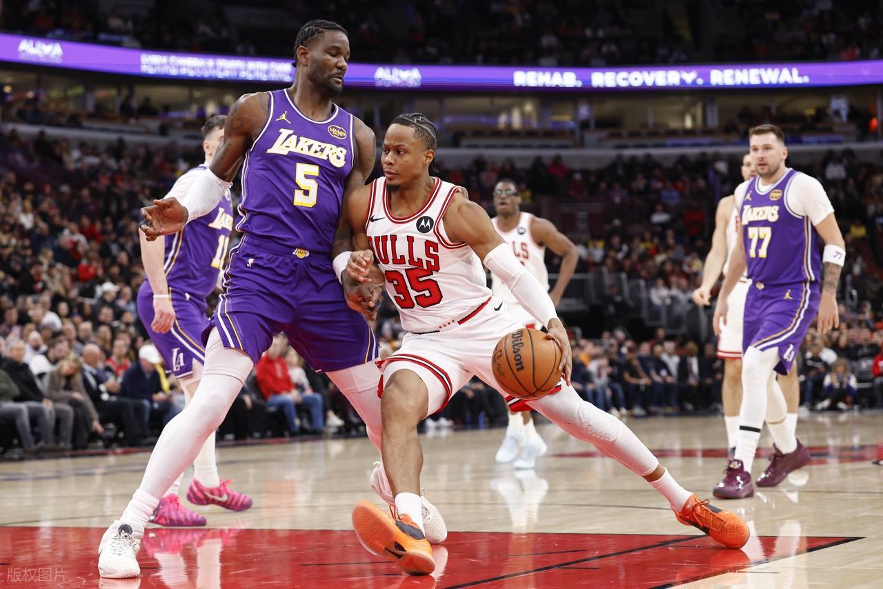 开云体育官网-历史首人！詹姆斯下半场太辣眼！打爆公牛，东契奇狂轰46+7+11！