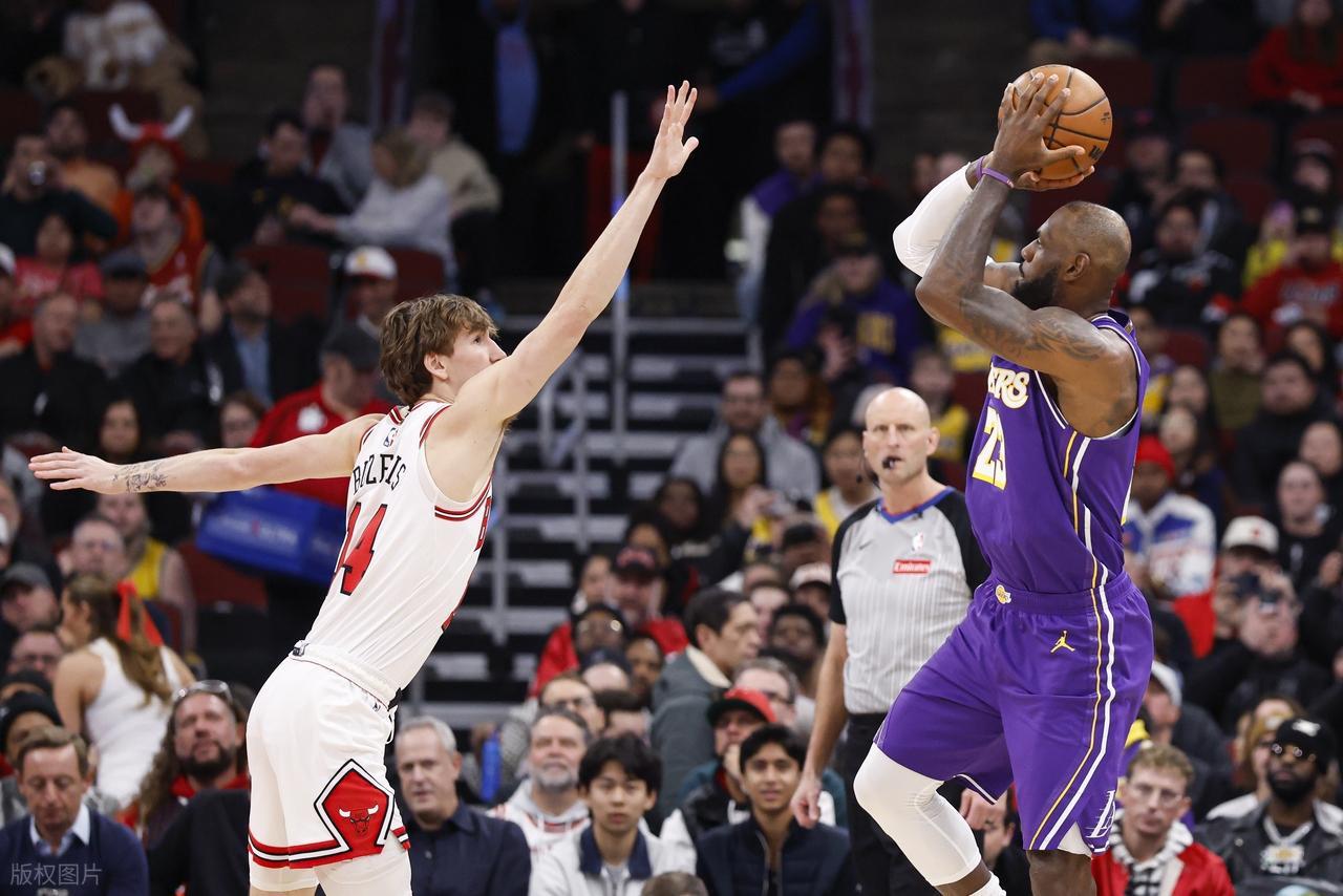 开云体育官网-历史首人！詹姆斯下半场太辣眼！打爆公牛，东契奇狂轰46+7+11！