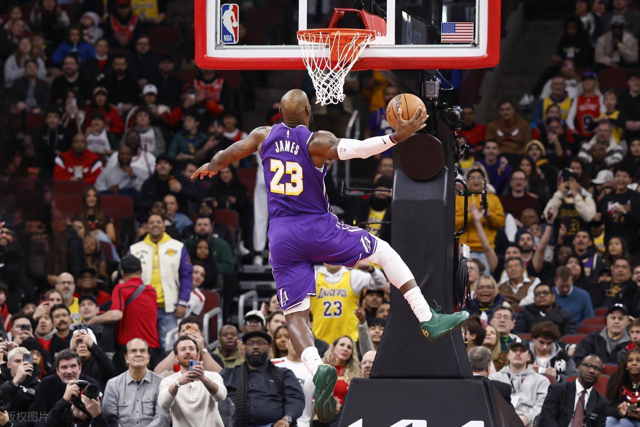 开云体育官网-历史首人！詹姆斯下半场太辣眼！打爆公牛，东契奇狂轰46+7+11！