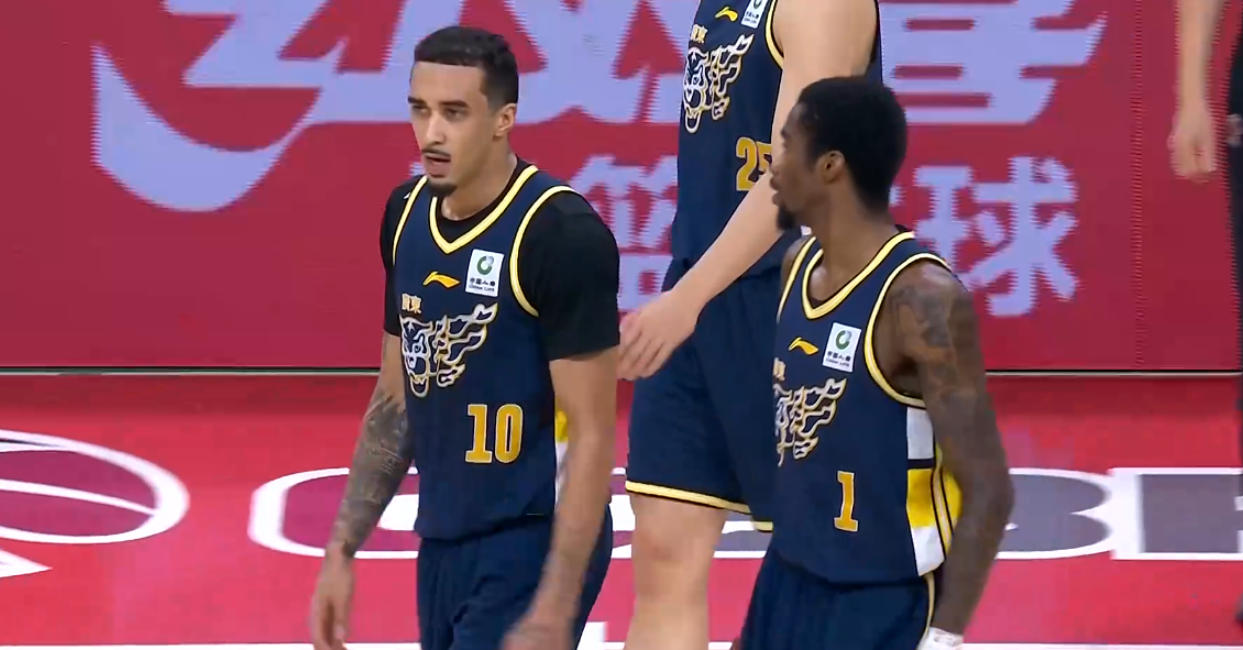 开云体育官网-看了阿旺奎因互相甩锅拒投三分的名场面，才知道广东队架构有多糟