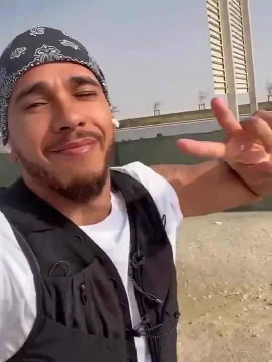 kaiyun.com-41岁汉密尔顿大秀魔鬼筋肉！地狱级训练狂飙荷尔蒙，卡戴珊赚麻了